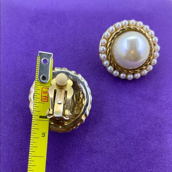 💛 Elegant Richelieu Gold Plated Cream Pearl Clip On Earrings - Picture 2 of 4